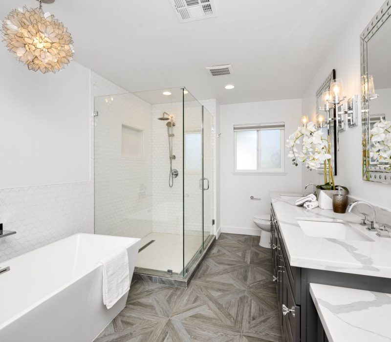 modern-bathroom-with-tub-and-glass-shower-2026-01-07-07-12-05-utc (1)